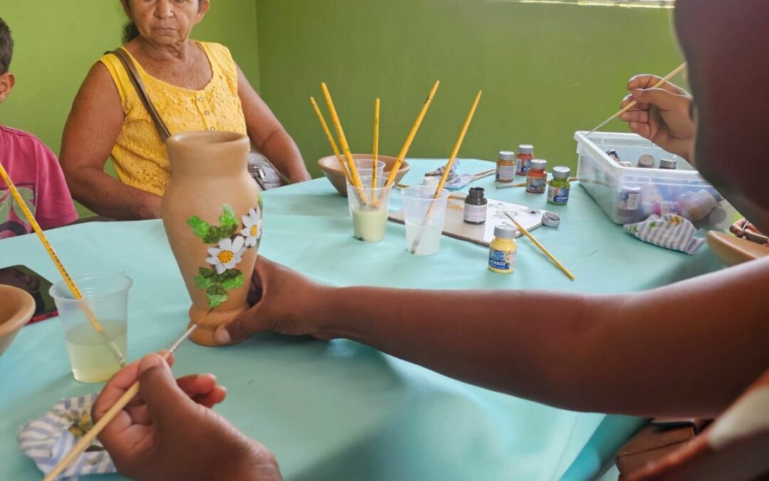 PNAB Bahia: Formação em pintura em peças de barro fortalece arte, saberes tradicionais e empoderamento feminino em Macaúbas